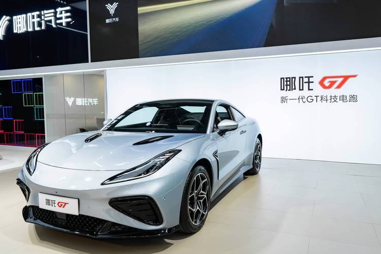 东莞193哪吒汽车在智能汽车领域的表现，领途汽车在新能源汽车市场中的影响力